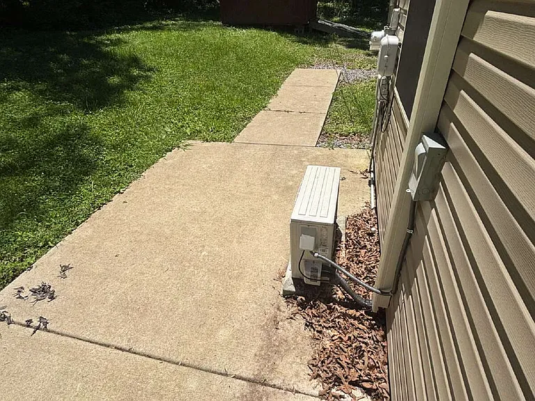 1005 Ross Ln — Photo 10