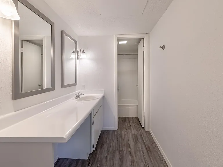 The Oaks Apartments — Photo 23