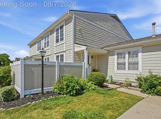39625 Village Wood Ln, Novi, MI 48375