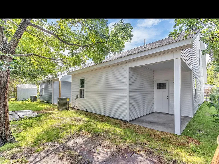 1317 Glenn St — Photo 8