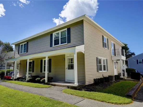 22 Falcon Ln E, Fairport, NY 14450