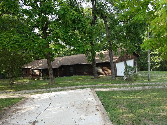 garage at end of home 