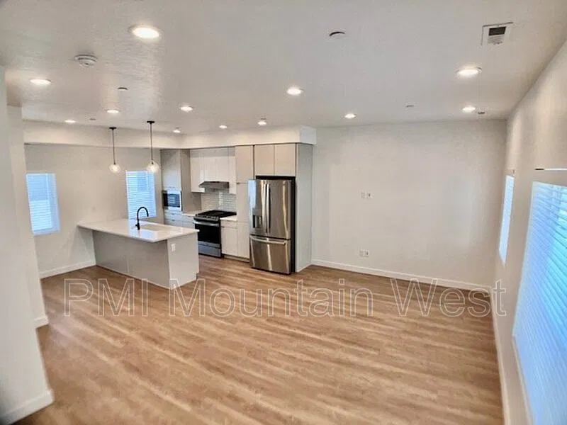 2 bed, 2.5 bath, 1221 sqft, $2,150 — Photo 2