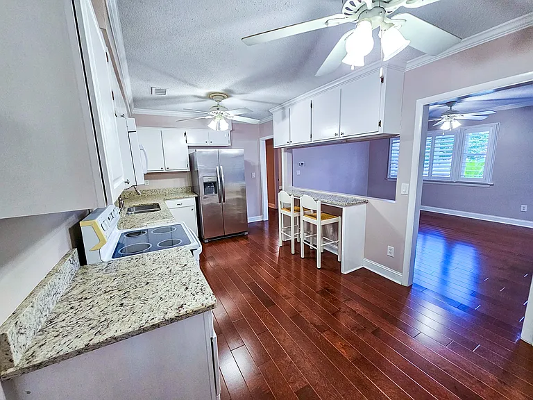 603 Huguenin Dr — Photo 19
