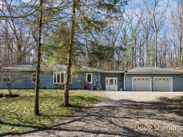 26 Pine Rd, Plainwell, MI 49080