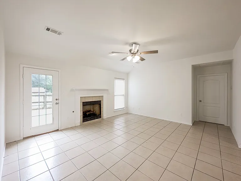 429 E El Paso St — Photo 2