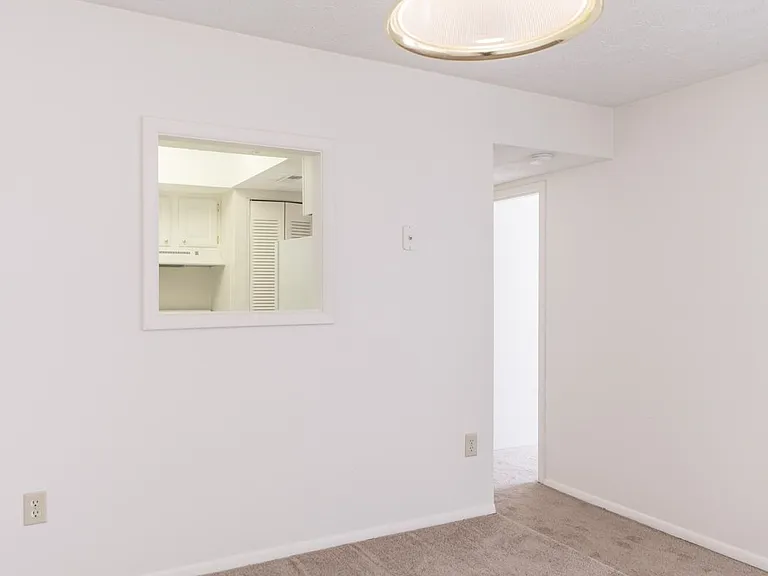 Windsor Gardens Apartments — Photo 59
