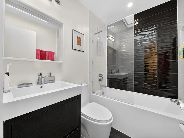 Upper Level Full Bathroom