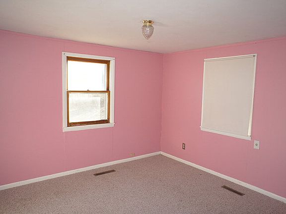 4th image of 107 N Lincoln St