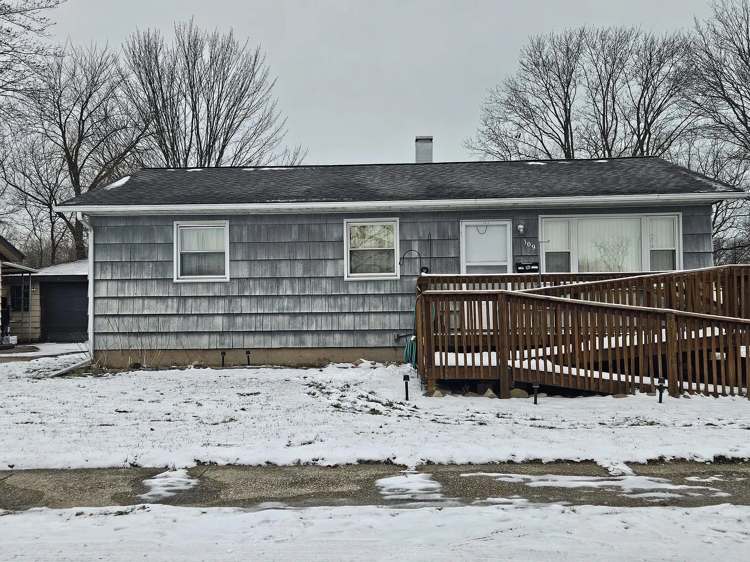 309 Redpath Ave photo 1