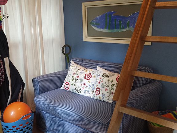 Sitting area near entry