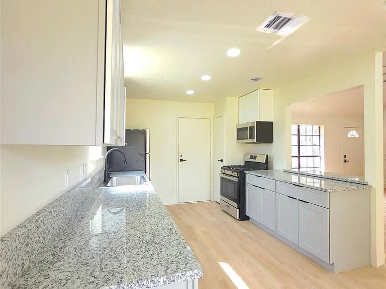 6706 Dinner Creek Ct — Photo 12