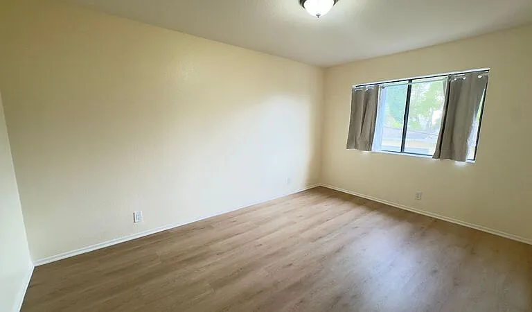 539 N Alameda Ave #4 — Photo 9