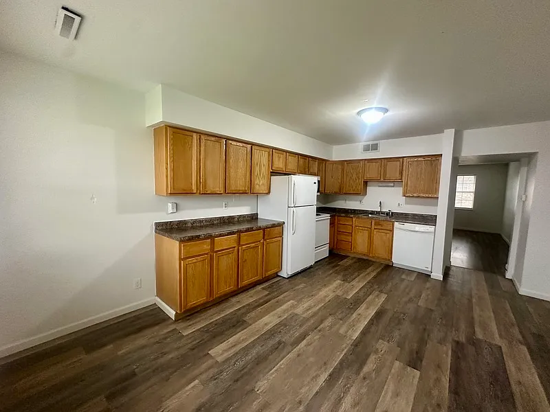 Building Photo - 1440 Meadowview Dr #4