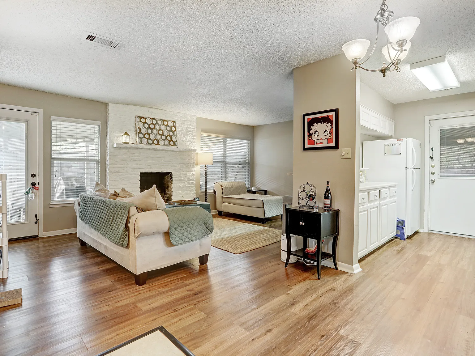 2 bed, 900 sqft, $1,975 — Photo 2