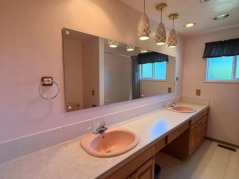 2148 Grove St — Photo 16