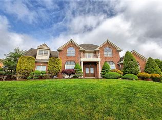 33 Hawthorne Ln, Irwin, PA 15642