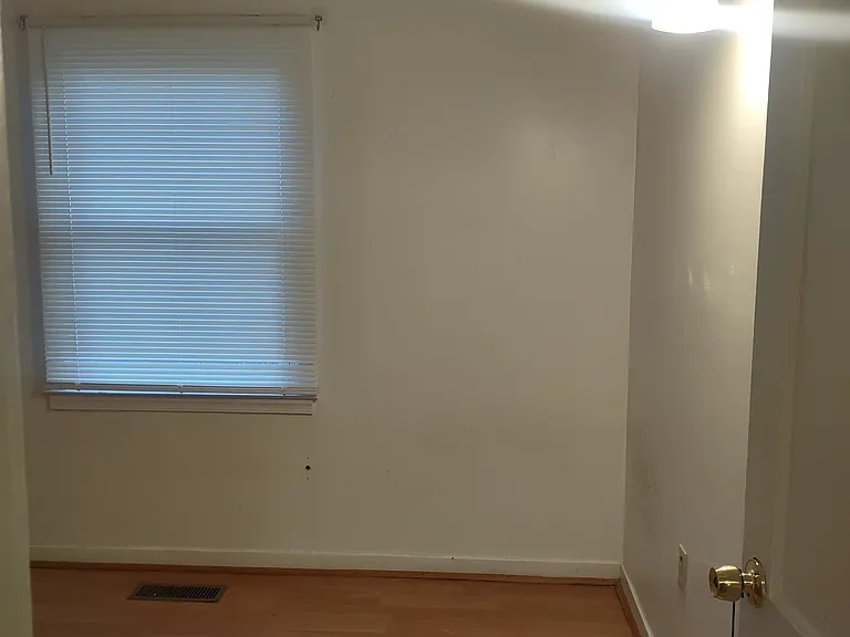 902 Russell Ct W — Photo 13