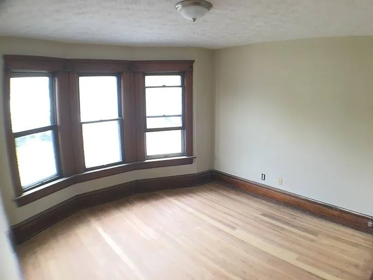 469 Rhodes Ave — Photo 4