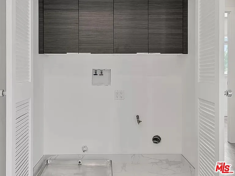 5752 Kester Ave — Photo 15