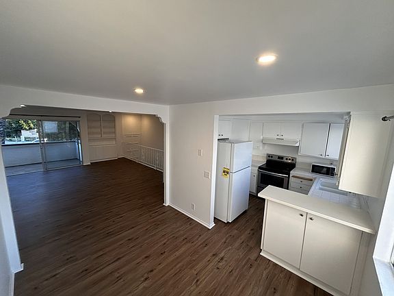 3rd image of 901 Peninsula St APT 11