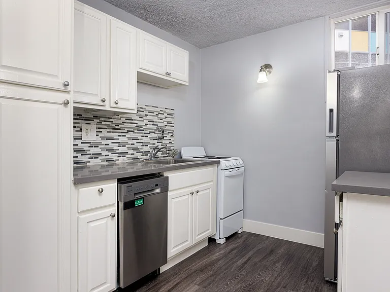 633 East 1st Street — Photo 16