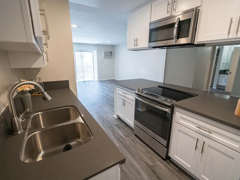 2039 North Las Palmas Ave — Photo 44