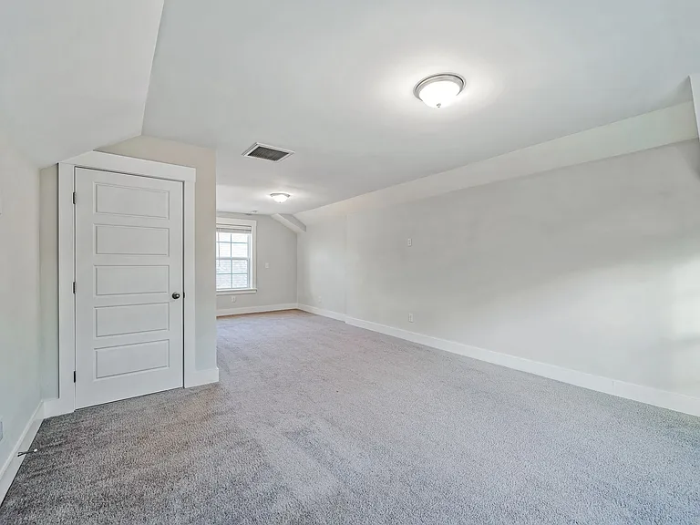 210 Ilderton St — Photo 20