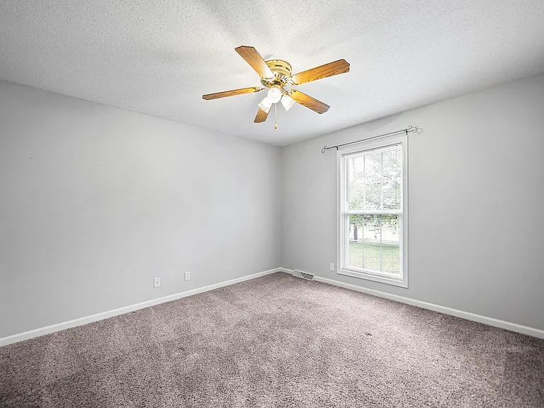 1115 Thornberry Dr — Photo 20