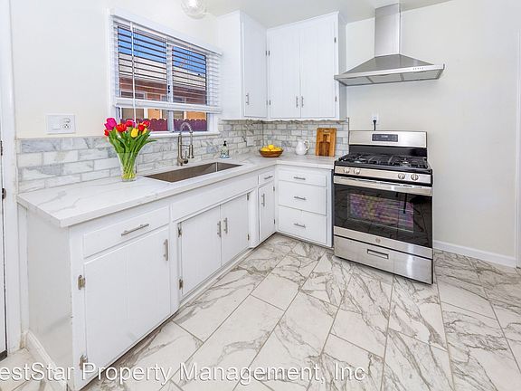 2nd image of 2232 S Carmelina Ave #9493368