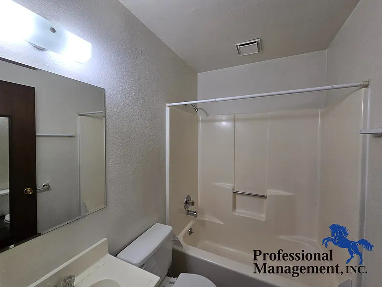 305 S 12th St W #F — Photo 7