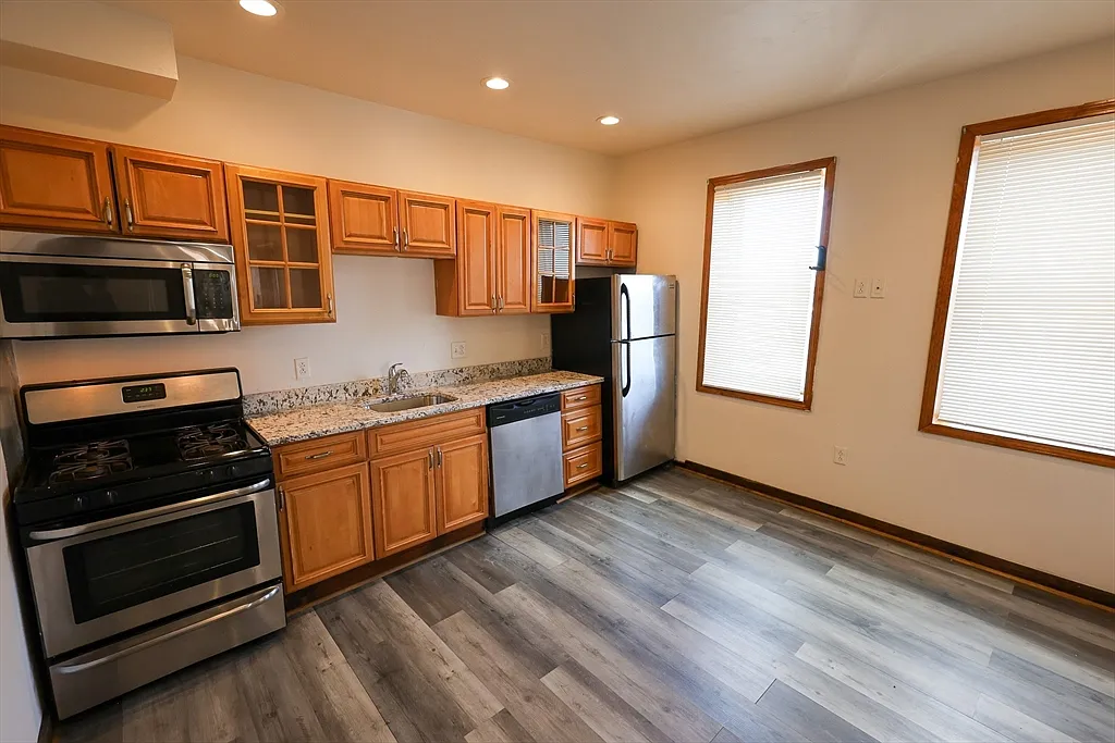 2 bed, 1.0 bath, 900 sqft, $2,800 — Photo 4