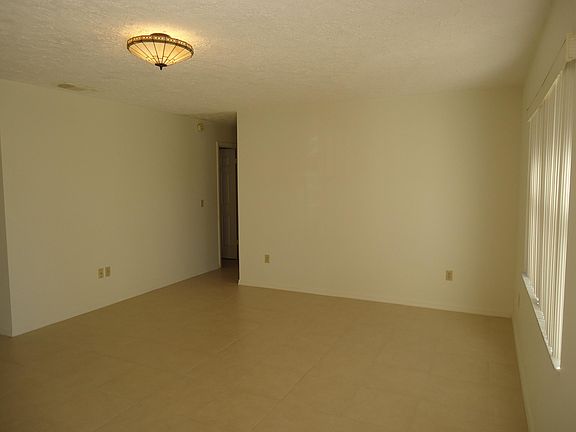 3rd image of 333 NE Gladiola Avenue