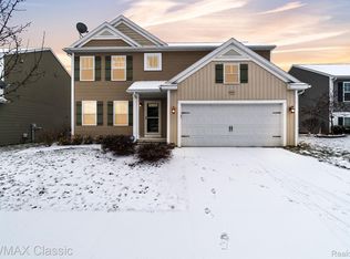 8597 Chippewa River Dr, Fowlerville, MI 48836