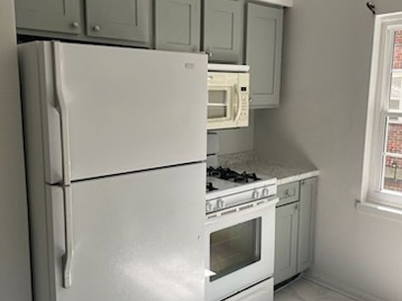 5th image of 608A Montrose Dr