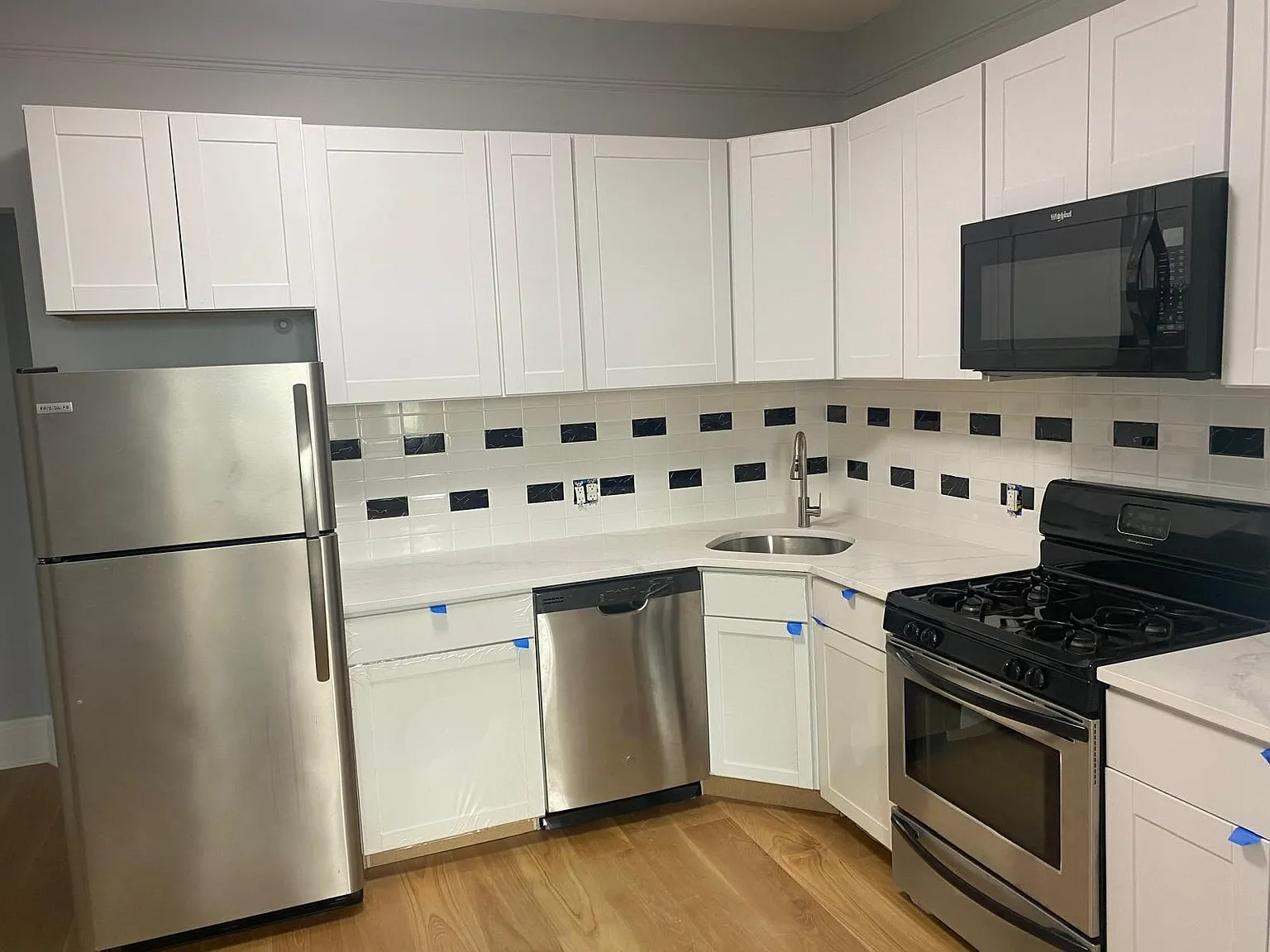 3 bed, 1000 sqft, $2,900 — Photo 3