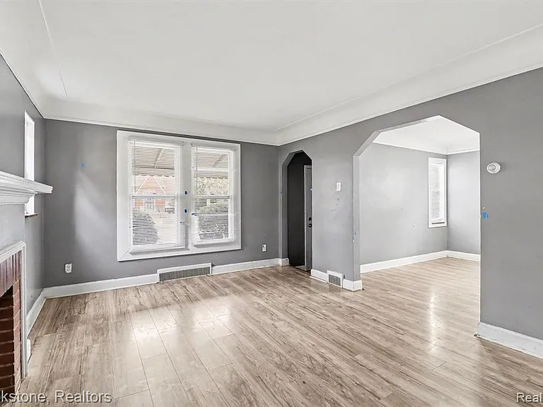 16605 Freeland St — Photo 4