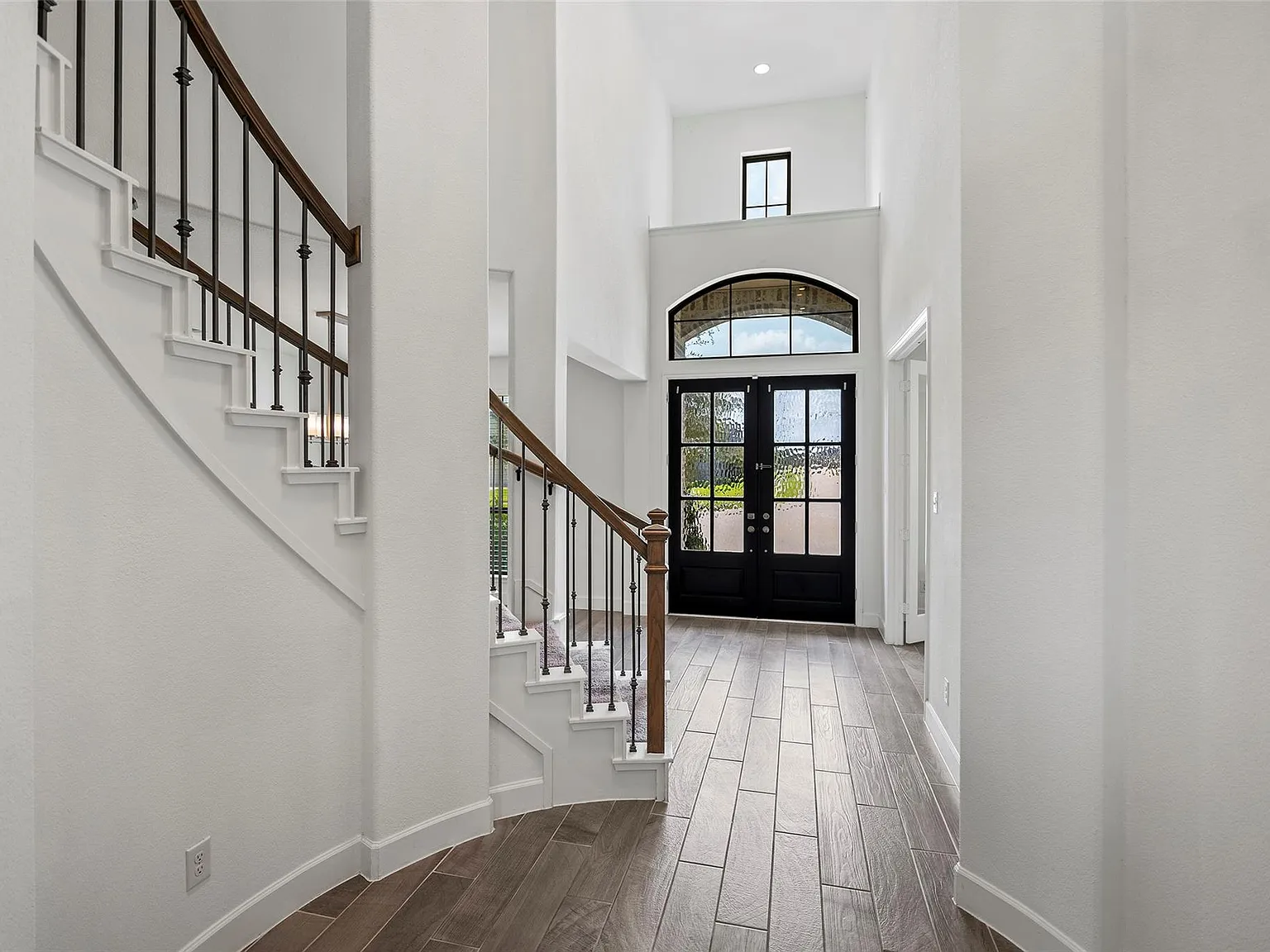 5 bed, 4.5 bath, 3766 sqft, $3,900 — Photo 3