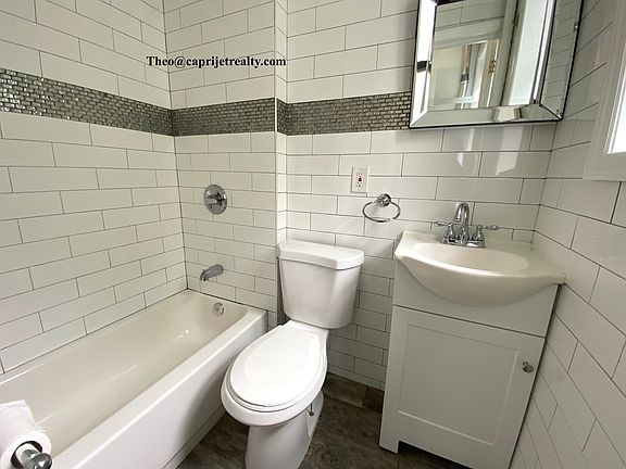 4th image of 242 Kingsland Ave APT 1R