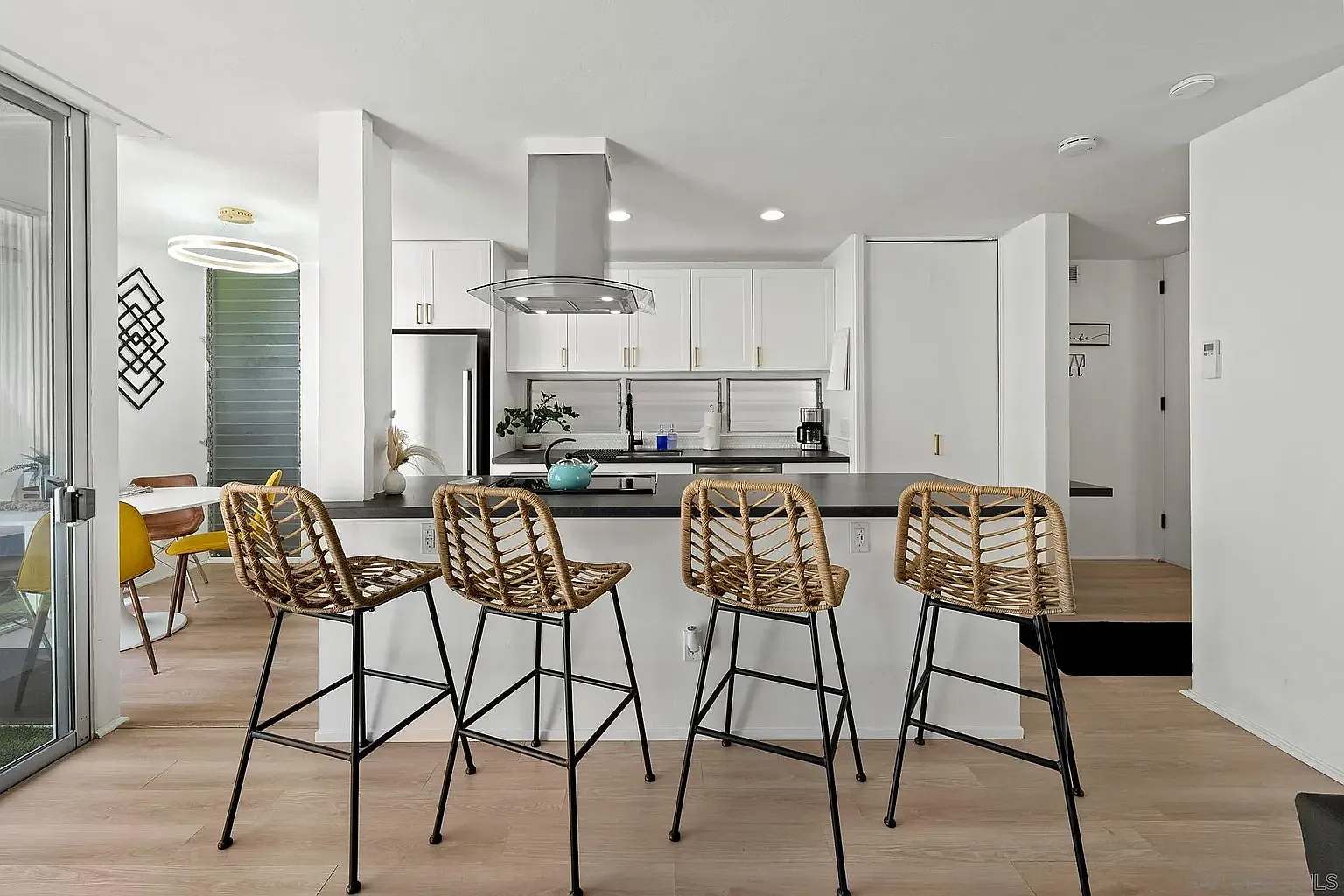 2 bed, 665 sqft, $4,395 — Photo 2