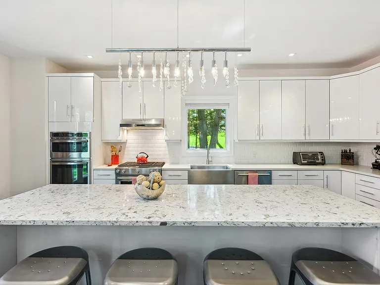 85 Hempstead St — Photo 8