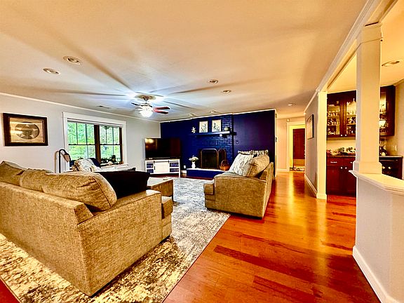 3rd image of 124 Kathy Ln