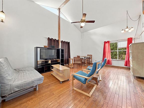 3rd image of 802 N Myrtle St