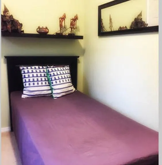 Bedroom 2 : Twin size bed and a walk-in closet.
