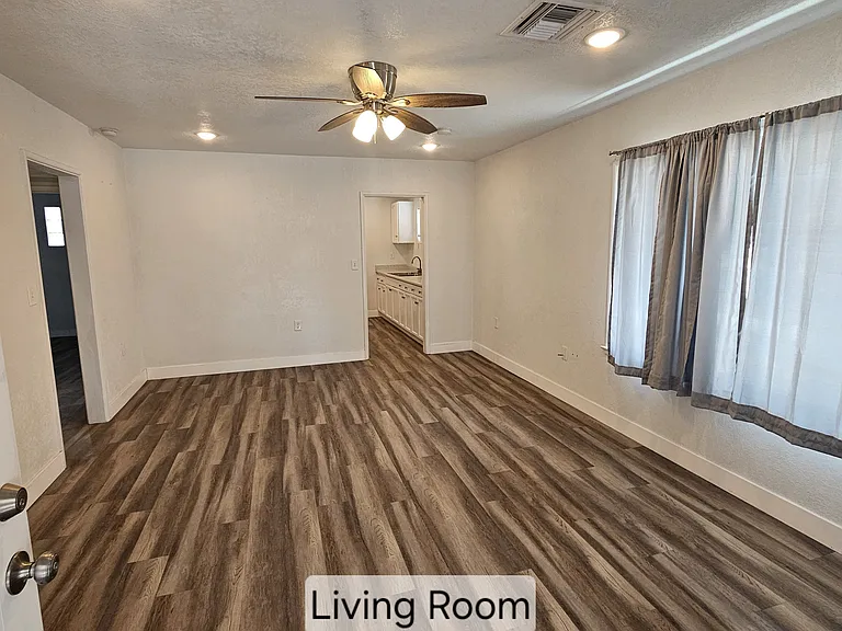 1123 S Central Ave — Photo 2