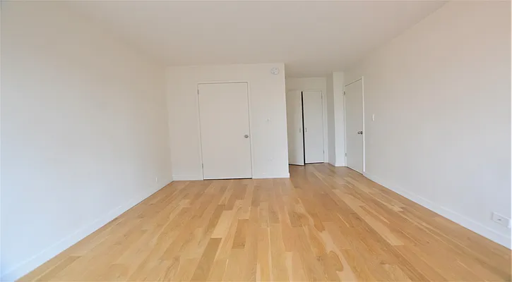 Rented by Manhattan Realty Group | media 17