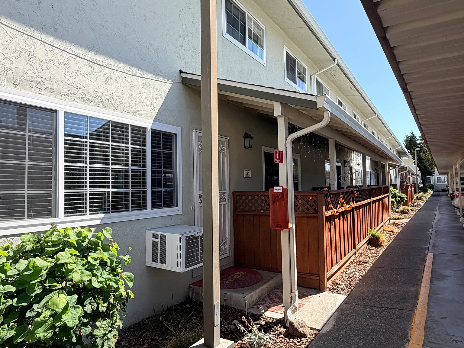 3 bed, 2.5 bath, 1136 sqft, $3,300 — Photo 2