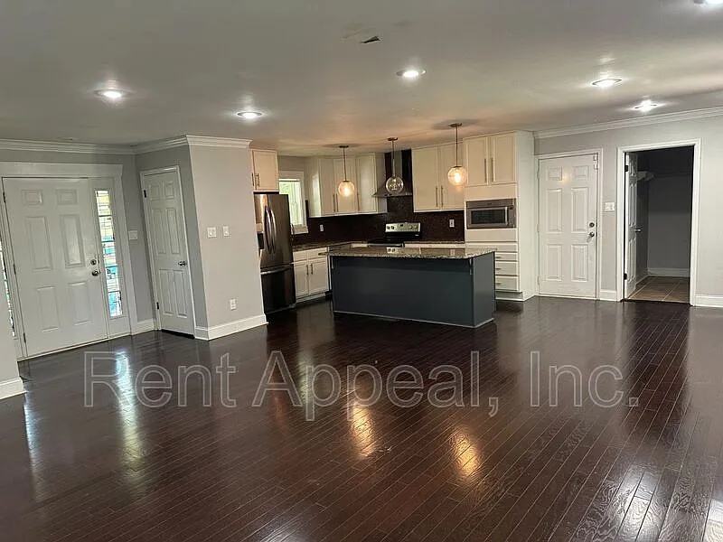 3 bed, 2.0 bath, 1447 sqft, $1,975 — Photo 2