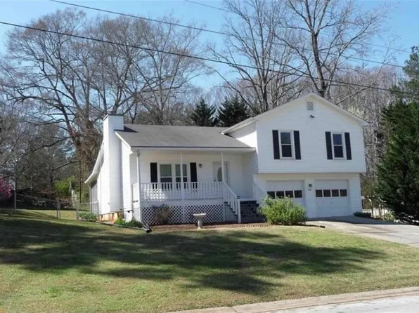 620 Hunters Cove Ln, Loganville, GA 30052
