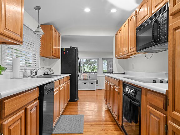 4th image of 3184 N Lakeshore Dr